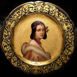 Пазл: Женский портрет на фарфоре