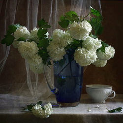 Пазл: Белые цветы в синей вазе
