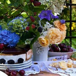 Пазл: Натюрморт с цветами, тортом и ягодами