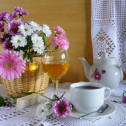 Пазл: Цветы и чай