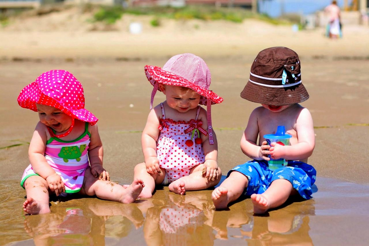 Красивые малышки отдыхают на пляже