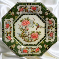 Пазл:  Фарфоровая декоративная тарелка с японскими мотивами.