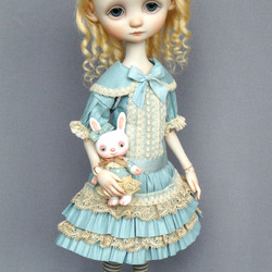 Пазл: Кукла Эмили с зайчиком