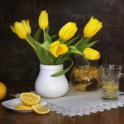 Пазл: С желтыми тюльпанами и лимонадом 