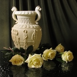 Пазл: Розы и греческая ваза