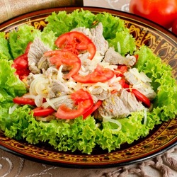 Пазл: Мясной салат с помидорами
