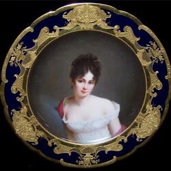 Пазл: Женский портрет на фарфоре