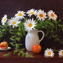 Пазл: Натюрморт с ромашками и яблоками