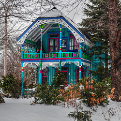 Пазл: Красочный домик в лесу