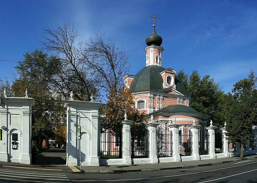 Сайт храма на ордынке. Екатерининская Церковь на большой Ордынке. Храмы похожие на храм на Ордынке. Ограда Церковь Екатерины на Ордынке. Малая Ордынка розовый храм.