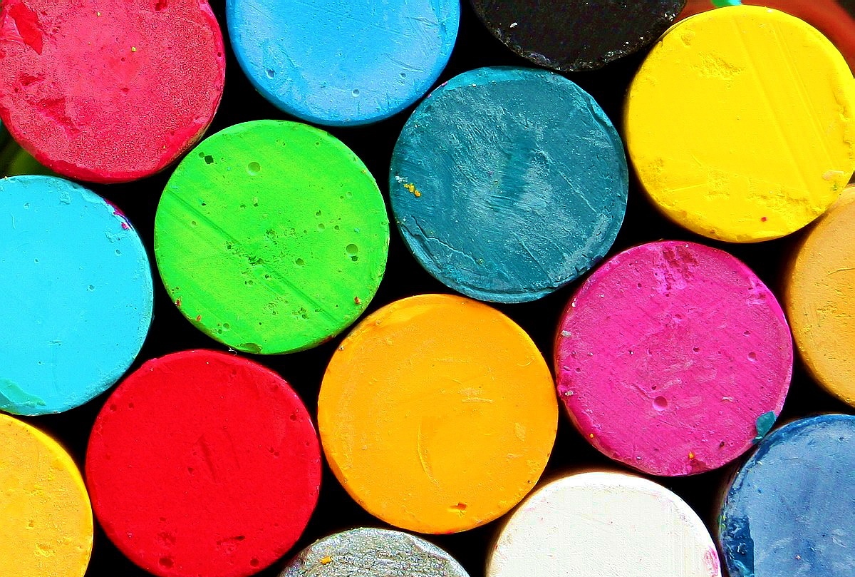 Разноцветная текстура мел. Цветные мелки обои на рабочий стол. Паутинка цветные мелки. Что состоит в цветных мелках.