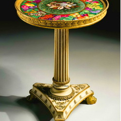 Пазл: Антикварный столик с росписью на фарфоре