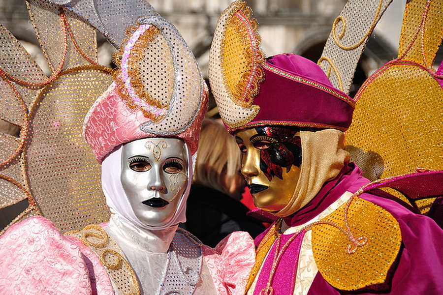 Комедия масок. Маска венецианская театра комедии. Театральный карнавал в России. Карнавальные маски в Венеции Лас Вегас. Широко известная комедия масок.