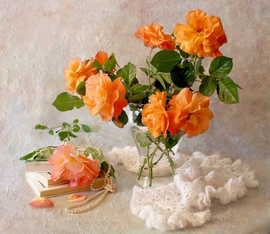 Оранжевые розы в вазе. Фотонатюрморты с розами. Натюрморт с оранжевыми розами. Натюрморт в оранжевых тонах.