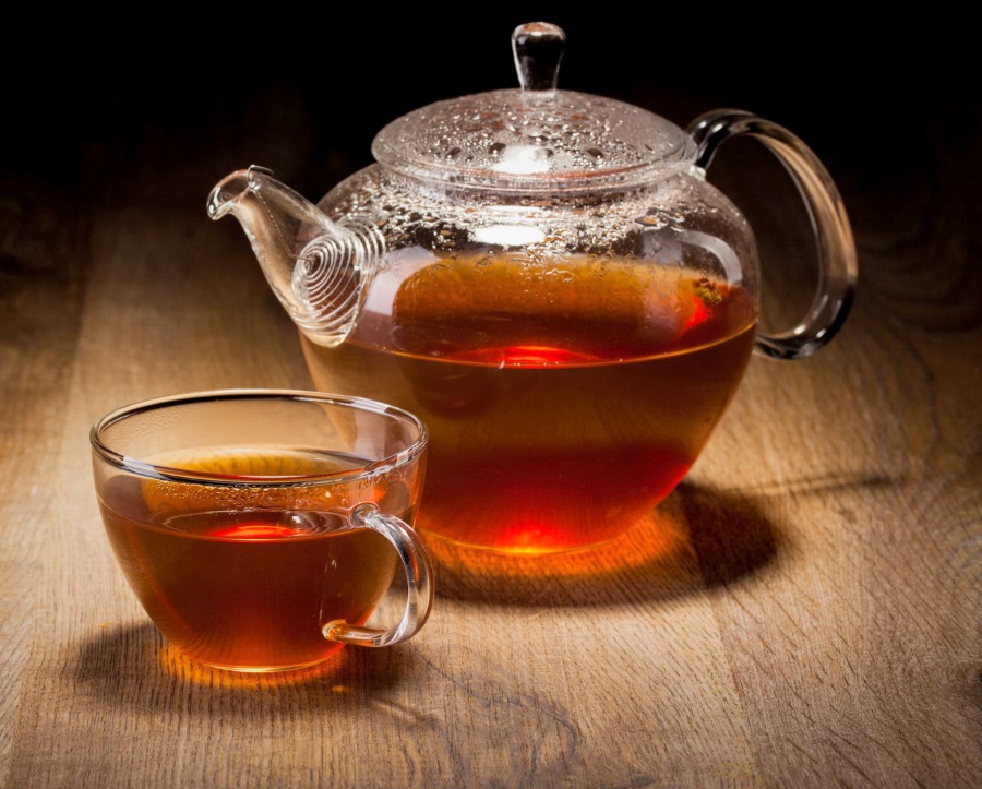 Черный чай в заварнике. Чай в чайнике. Чай в заварнике. Чайник с чаем. Чашка чая с бергамотом.