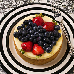 Пазл: Чизкейк на черно-белой тарелке