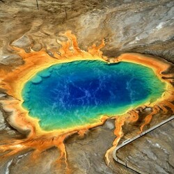 Пазл: Большой разноцветный источник