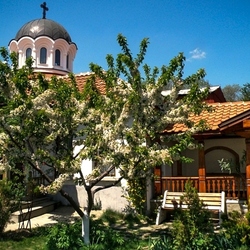 Пазл: В церковном дворе