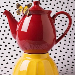 Пазл: Красный чайник и бабочка