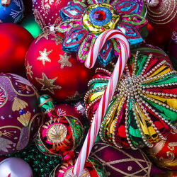 Пазл: Карамельная трость и ёлочные украшения