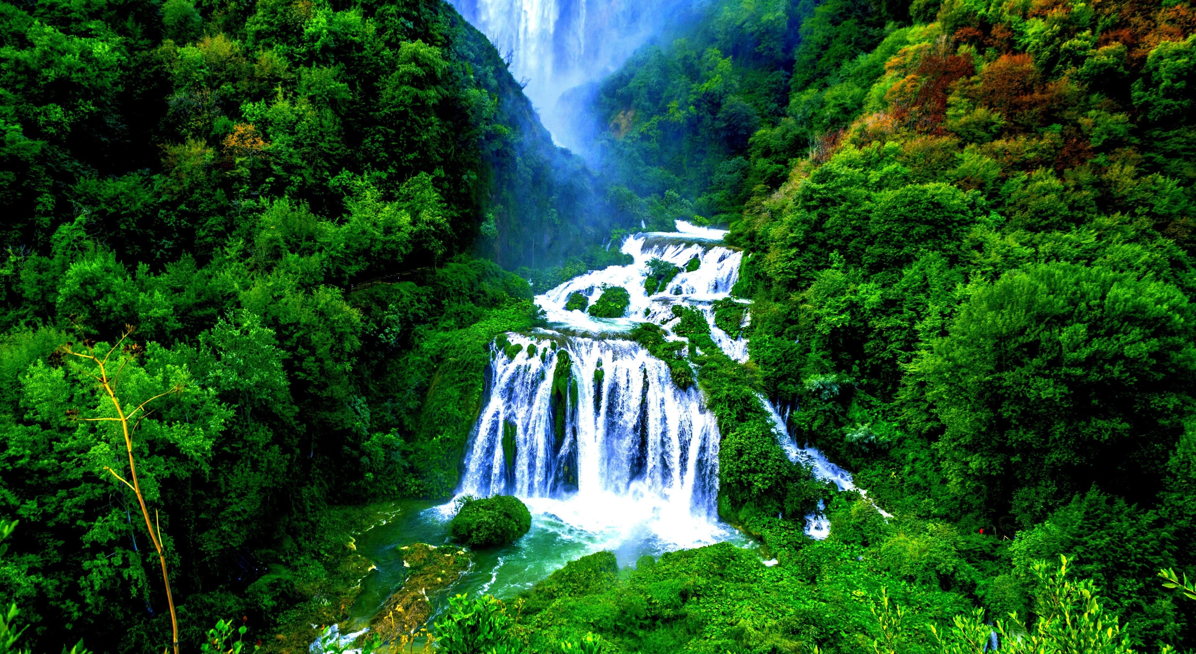 Красивые горы с водопадом