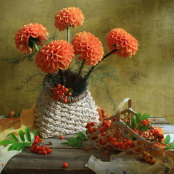 Пазл: Георгины и рябина