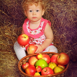 Пазл: Девочка с яблоками