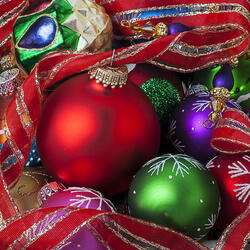 Пазл: Красный ёлочный шар