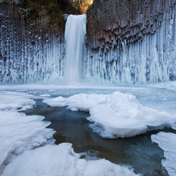 Пазл: Водопад зимой 
