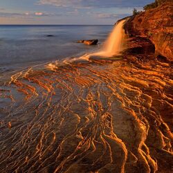 Пазл: Водопад в лучах заката