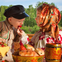 Пазл: Угощение клубничкой