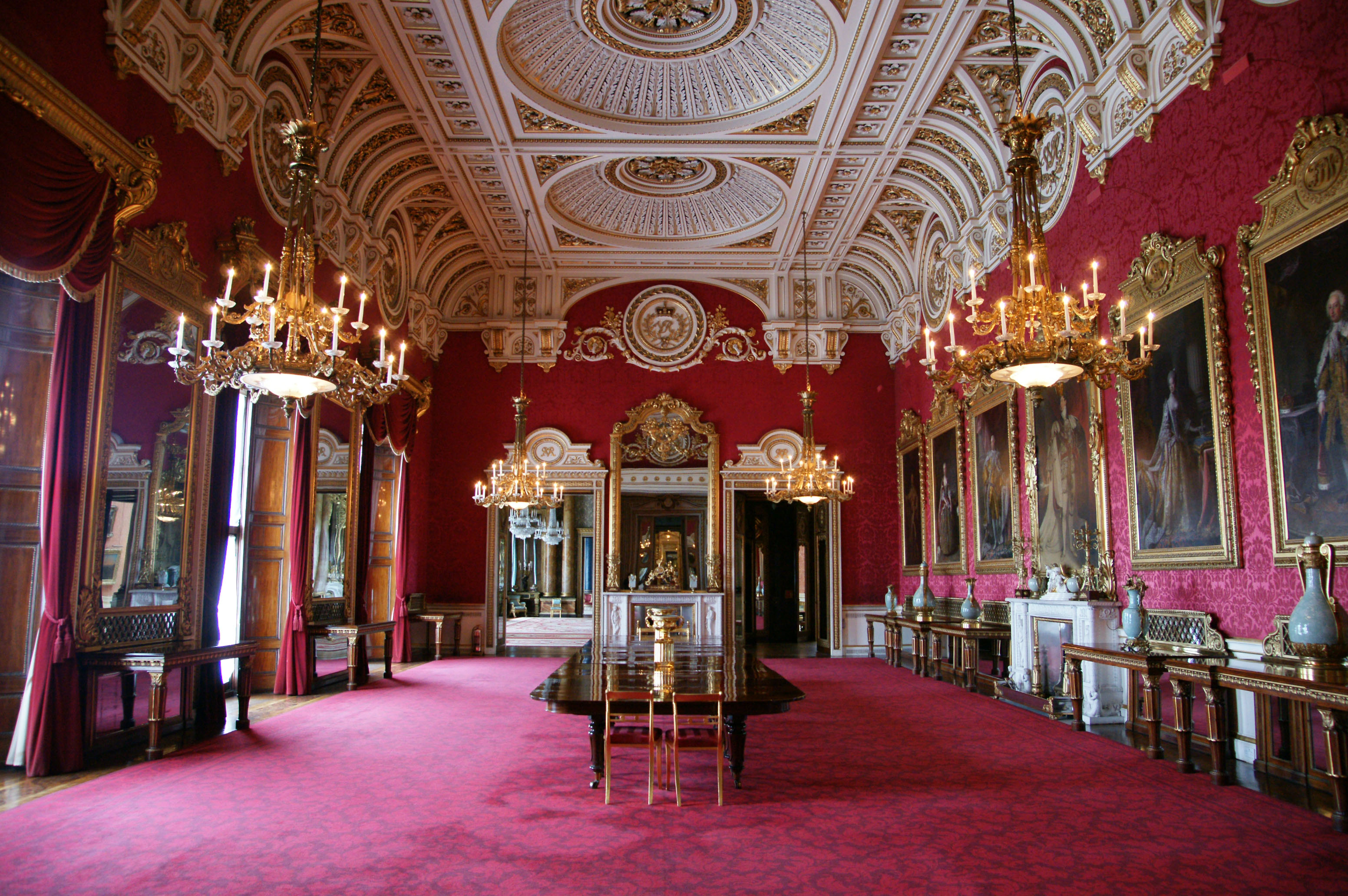 Лондон местонахождение королевской резиденции. Королевский дворец Букингемский. Резиденция королевы Великобритании Букингемский дворец. Букингемский дворец в Лондоне внутри. Королевский Букингемский дворец внутри.
