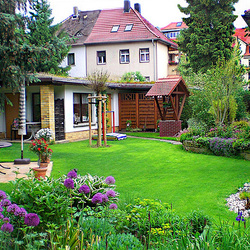 Пазл: Зеленый дворик