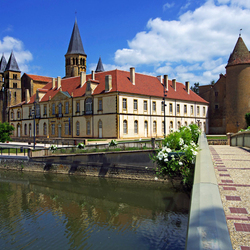 Пазл: Аббатство в Паре-лё-Моньяль и Базилика святейшего Сердца Иисуса