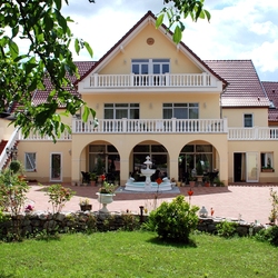 Пазл: Дворик отеля