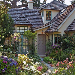 Пазл: Домик в цветах