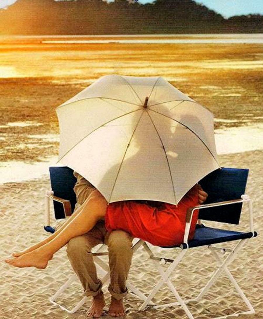 На пляже под зонтом