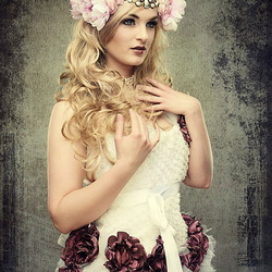 Пазл: Цветы на платье