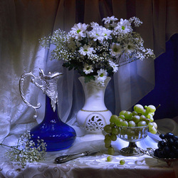 Пазл: Натюрморт с цветами и виноградом