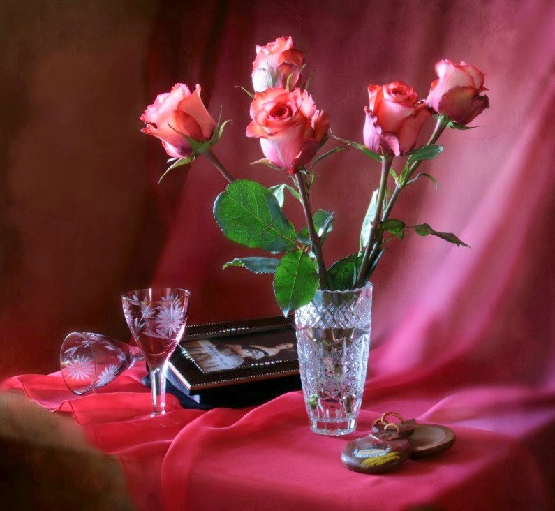 Розы букет вечер. Цветы в вазе. Розы в хрустальной вазе. Красивые цветы в вазах. Натюрморт с розами.