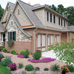 Пазл: Цветы у дома