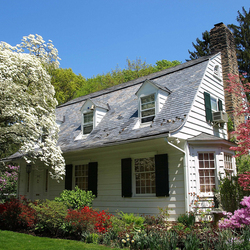 Пазл: Белый дом в весеннем саду