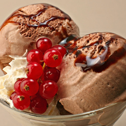 Пазл: Шоколадное мороженое со сливками и смородиной