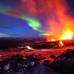 Пазл: Извержение вулкана и северное сияние