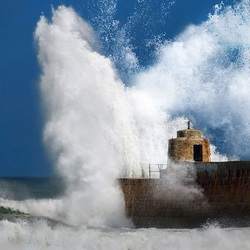 Пазл: Разбиваясь о волнорез