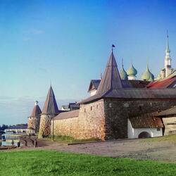 Пазл: Вид стены Соловецкого монастыря у Святого озера