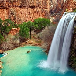 Пазл: У водопада