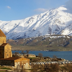 Пазл: На фоне снежных гор