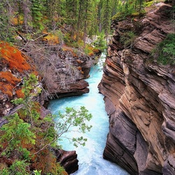Пазл: Водопад между скал