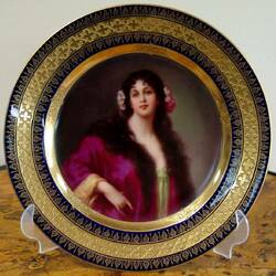 Пазл: Женские портреты на фарфоре